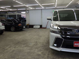 当店では専任のメカニックが大切なお客様のお車を一台一台丁寧に整備いたします。自社認証工場にてリフトアップし下回りまでキッチリ検査いたします。