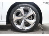 純正のアルミホイールが足元を飾ります!タイヤサイズは235/45R18 になります。