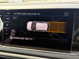 障害物との距離をセンサーで検知するパークディスタンスコントロール。音とディスプレイ表示で駐車時の安心感を高めます。