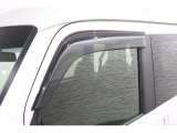 オプションのドアバイザーが装備!!タバコ・ペットなどの臭いが室内にこもるのが嫌な方、換気機能はもちろんのこと降雨時にも少しだけ窓を開けておくことが可能です!