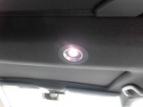 静電タッチ式LEDルームランプはランプ周辺に触れるだけで簡単に点灯が可能です。
