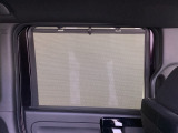 ロールサンシェードは日差しのまぶしさをやわらげ、プライバシーの保護にも役立ちます。