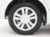 ◆純正ホイール装着車◆シンプルなデザインのホイールキャップ付きです。
