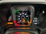 お車の情報が大きく表示されたスピードメーターです。
