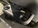 シートバックテーブルは、背もたれの裏側を折り畳み式のテーブルとして活用できるアクセサリーです。ドリンクホルダー、ショッピングフックが一体となった便利なパーソナルテーブルです!