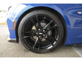純正アルミホイールにグロスブラックペイントを施しております。タイヤサイズは 245/40R20 となります。