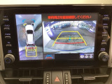 全周囲カメラは、上空から見下ろしたように路面を映し出します。