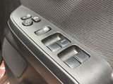 【電動格納ミラー】サイドミラーは電動格納式となっており、狭い駐車場でもキズがつくリスクを抑えられます。