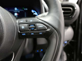 クルーズコントロール機能付きです。走行中に先行車の様子を検知しながら、設定した車速の範囲内で先行車との距離のキープを支援します。詳細は販売店スタッフまでおたずねください。