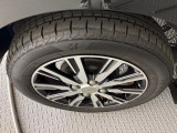 純正アルミホイールです。足元が引き立つので、車全体のイメージがアップしますよ!