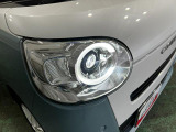 白く明るい光で夜間走行をサポートするLEDヘッドランプを搭載