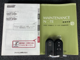 メンテナンスノート【整備記録簿】、取説も揃ってます。スマートキーはバッグなどにしまったままボタン操作でエンジンの始動・停止ができて大変便利です。