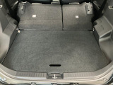 【ラゲージフロア】お客様に気持ち良く乗っていただけるよう、工具を使わず取り外せる部品は全て取り外し清掃しております。シート可動の場合は、シートを動かし裏側まで清掃を行っております。