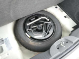 床下には応急用タイヤと車載工具が収まっています。