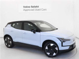 Volvo Cars appで車にリモートアクセスして、空調機能の操作や車の施錠・開錠、ソフトウェア更新などが可能です。エアコンやシートヒーターを操作して、出発前に車内を快適な温度に整えられます。