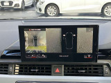 サラウンドビューカメラ装備 車両の4つのカメラから得た映像を合成し、上空から眺めているような映像をモニターに映し出します。車両周辺の歩行者や障害物などの発見に役立ちます。