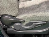 運転手の体格に合わせて,運転席の座面の高さ調整ができるシートリフターが付いてます