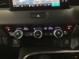 【左右独立オートエアコン】左右席で独立温度コントロールが可能です。運転席はキンキンに冷やして助手席はマイルドにと言った設定が可能です☆暑さ寒さでケンカすることもなくなりますね♪