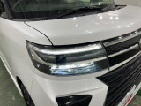 白く明るい光で夜間走行をサポートするLEDヘッドランプを搭載