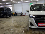 当店では専任のメカニックが大切なお客様のお車を一台一台丁寧に整備いたします。自社認証工場にてリフトアップし下回りまでキッチリ検査いたします。