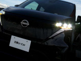 アダプティブLEDヘッドライトシステムは、照射パターンを変化させて対向車や先行車が眩しくならないようにハイビームをキープすることで、良好な視界を確保します。