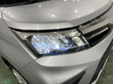 白く明るい光で夜間走行をサポートするLEDヘッドランプを搭載