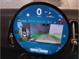 【全周囲カメラ】全周囲カメラ装備車両で御座いますので、狭い駐車スペースでもお車の全体図が確認でき、障害物との接触を未然に防ぐことが可能です。