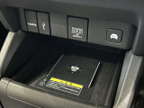 フロントコンソールにはQi(チー)規格対応のワイヤレス充電器が搭載されております。ケーブルを抜き差しせずに、快適に充電いただけます。