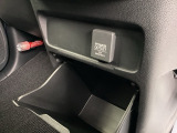 スマホや車載アクセサリーの電源確保に便利なアクセサリーソケットを装備。