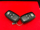電子カードキーを携帯していれば、リクエストスイッチを押すだけでドアの施錠と解除が行えます。しかも盗難防止に役立つイモビライザー機能付きです。