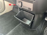 運転席 足元 収納スペース