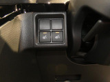 【寒い季節に嬉しい装備】運転席と助手席にはシートヒーターを備えています。冷え込む冬の朝も座面をじんわりと暖めてくれ、快適なドライブをサポートします。