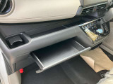 上段グローブボックス写真です。
