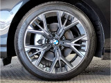 【BMWアロイホイル】軽量かつ強度に拘ったアロイホイル。走行性能ポテンシャルを引き出す設計。車の足元を引き締めてくれる大きなポイントはアロイホイルです。