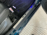 【スカッフプレート】ドアを開けた時の印象がグッとオシャレに♪乗降時、靴の底でサイドシルに傷がつくのを防ぎます。