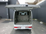 床位置まで広い開口幅を確保したバックドアなので、荷物の積み込み・積み下ろし作業がスムーズに行えます