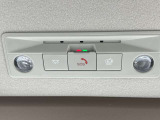 SOSコールは、急病時や危険を感じた時などにコールスイッチを押すと、専門のオペレーターが警察や消防への連携をサポートします。また、エアバック展開時は自動通報されます。