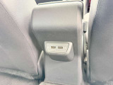 後部座席用のUSBの口があります。