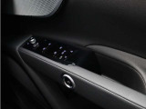 ドアスイッチや各ボタン類も上質な仕上がり。操作性とデザイン性を兼ね備えた洗練のディテールです。