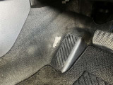 左足を置くところのカーペット側面に傷み部分アリ。