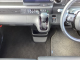自社整備工場で点検整備をおこなってからお渡ししています。車検が残っている場合は『12ヶ月点検整備』を、車検整備付きの場合は『車検整備』をおこないます。整備費用は車両本体価格に含まれています。