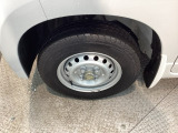 足元が整っていると、車全体がすっきりとした印象になります。丁寧に清掃を済ませており、気持ちよく乗り出せる状態です。まずは実車の雰囲気をご覧ください。