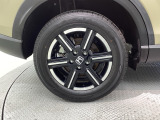 純正アルミホイールです。車にぴったりなデザインで、足元がおしゃれに♪また、スチールホイールに比べ軽いので、車の燃費も良くなりますよ!