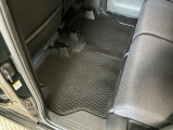 しっかりと汚れ、砂ぼこりを落とし足元まで清潔な車内空間を作り上げております♪