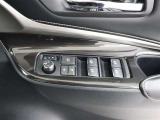 パワーウィンドウのスイッチです。車種によっては鍵のロック・アンロックに連動してミラーが開閉する「オートリトラクタブルミラー」も装備!