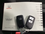 キーを持っているだけでドアハンドル横のボタンを押すとドアの施錠・開錠が行なえます。そのまま車内にキーがあればエンジンを掛けることも出来、とても便利です。