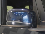 【ドアミラーウインカー】ウインカーと連動してミラー外側部分が点灯します。対向車や歩行者、並走するバイクや自転車からの視認性が上がります。