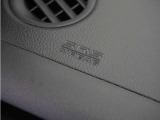 ◆助手席エアバッグ◆SRSエアバッグは、シートベルトだけでは防ぎきれない衝突時の衝撃から乗員を守るための安全装置。衝突時に瞬時に膨らみ、頭部や胸部がダッシュボードに直接衝突するのを防ぎます。