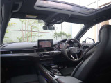内装はシンプルに使い勝手を考え作られています。お車を運転する感覚をダイレクトに体感して頂けます。室内も広くロングドライブにも快適にお過ごしいただけます。