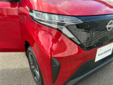 ヘッドライトはLEDで夜間も明るく照らしてくれます!対向車を避けて自動でハイビームの切り替えをしてくれます!